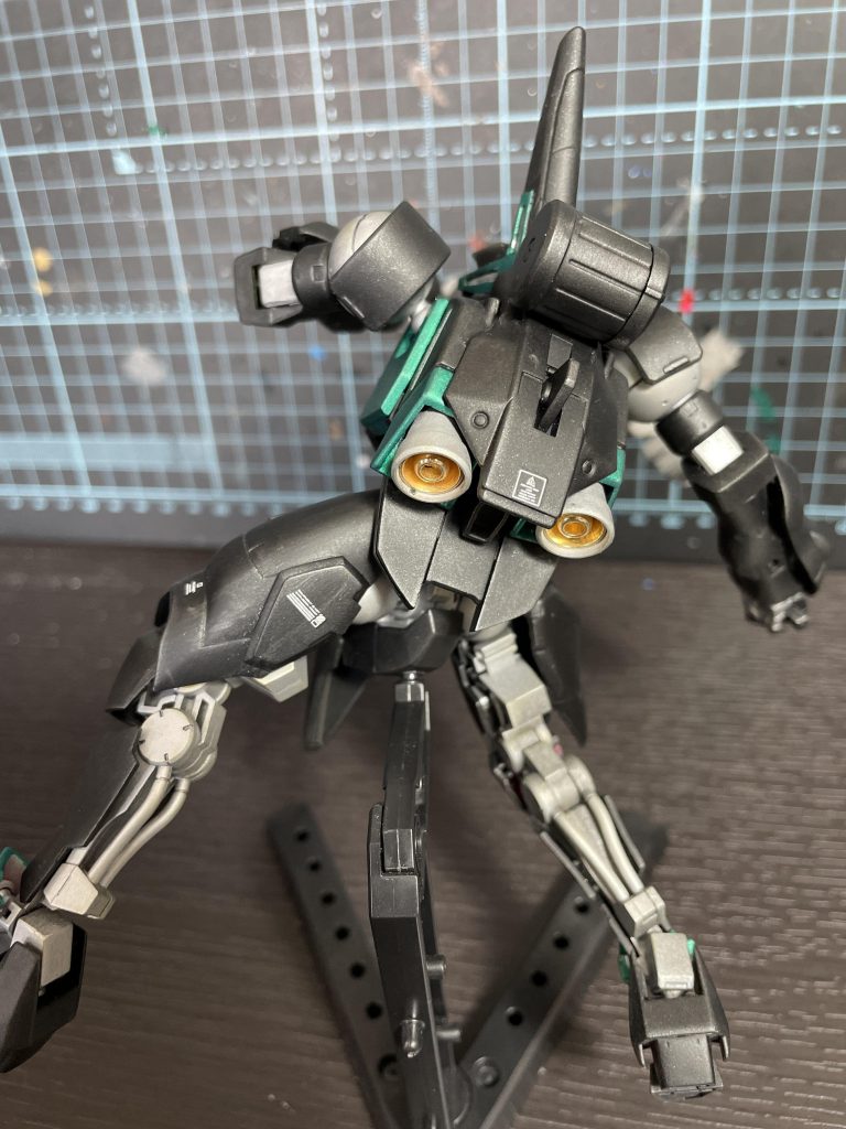 バックパックは自分設定で特徴的なフィンバーニアはオミットして普通のバーニアに交換して運用と妄想しながら作成。