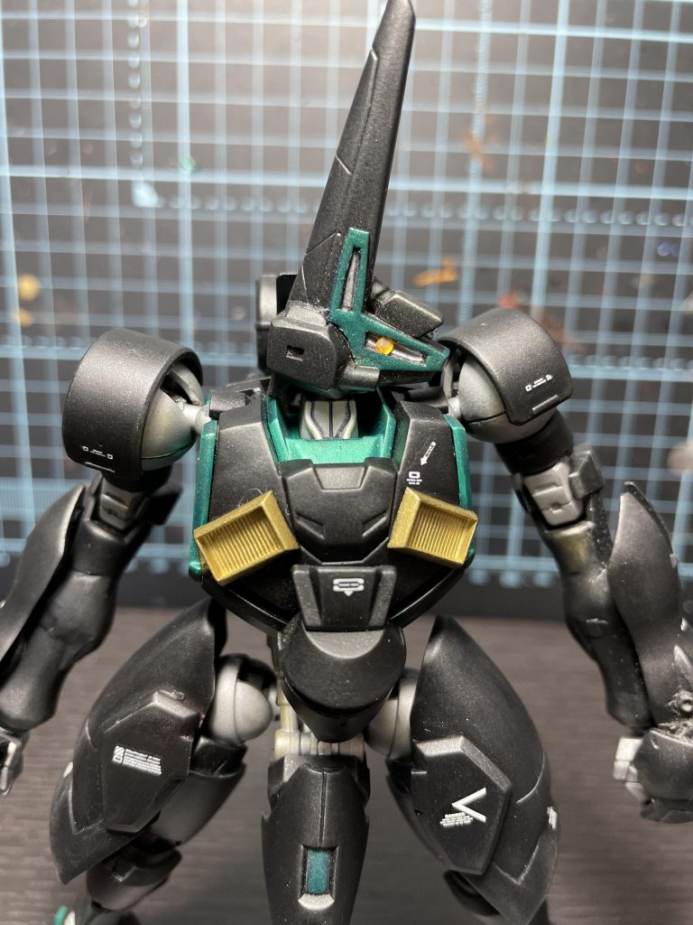 頭はバーザムを軸にパテにて作成、わかりずらいですがちゃんと猫目です。