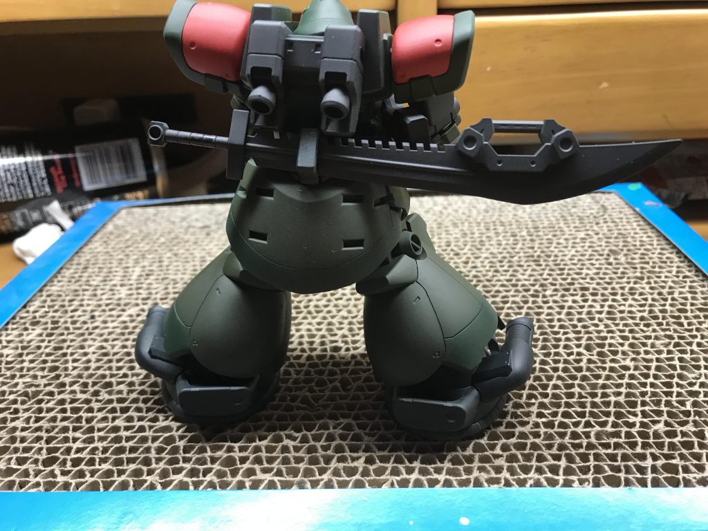 ヒートサーベルではなく、実体剣を装備