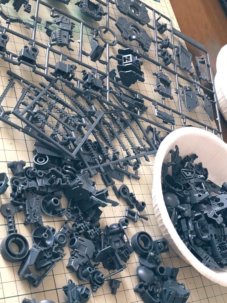 パーツ切り出しと表面処理 20時間内部構造もどのように色分けしていこうか考えつつヤスリがけ