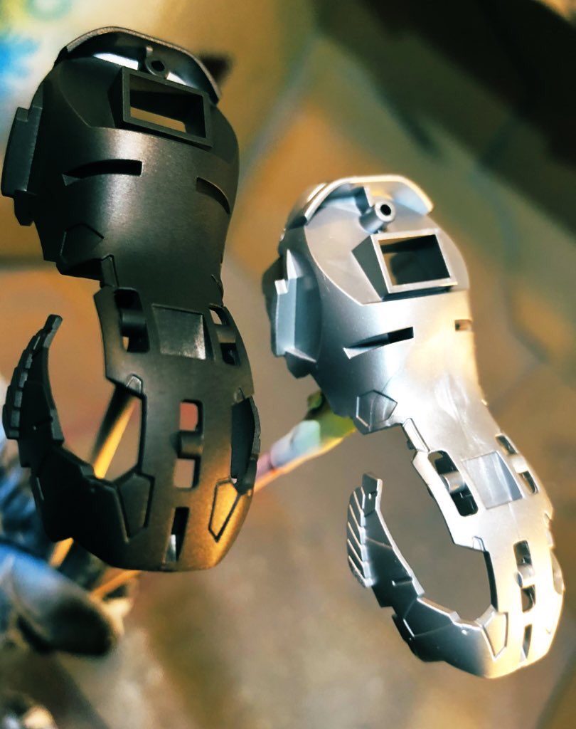 本塗装 14時間内部フレームのメッキパーツは黒サフで潰して改めてシルバーを塗装その上に蛍光クリアを吹くことによってブラックライトで光るようにしています