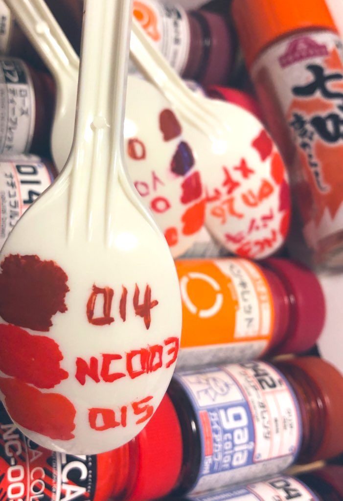 サザビーを塗るために10種くらいの赤を購入しました・・・実際に瓶を手に持っても乾燥後の色がわからなくて苦労した皆さんはどんな感じに選んでるんだろう