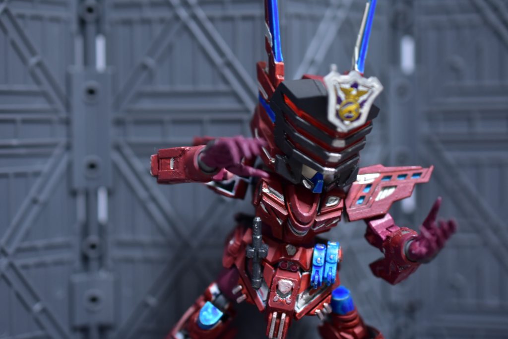 肘が動くので荒々しいポーズも決められます。