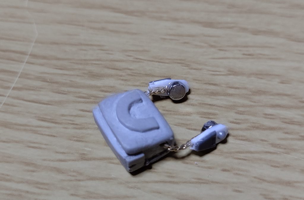 色々悩んだ挙げ句、塗装も考えてウエストのカバンは別パーツでネオジム磁石留めに。