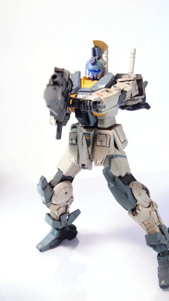 大型の銃なので両手持ちが基本。フォアグリップを配置してかつての78-2を思わせる構えができるように。ツインアイも蛍光塗料で発光するように。