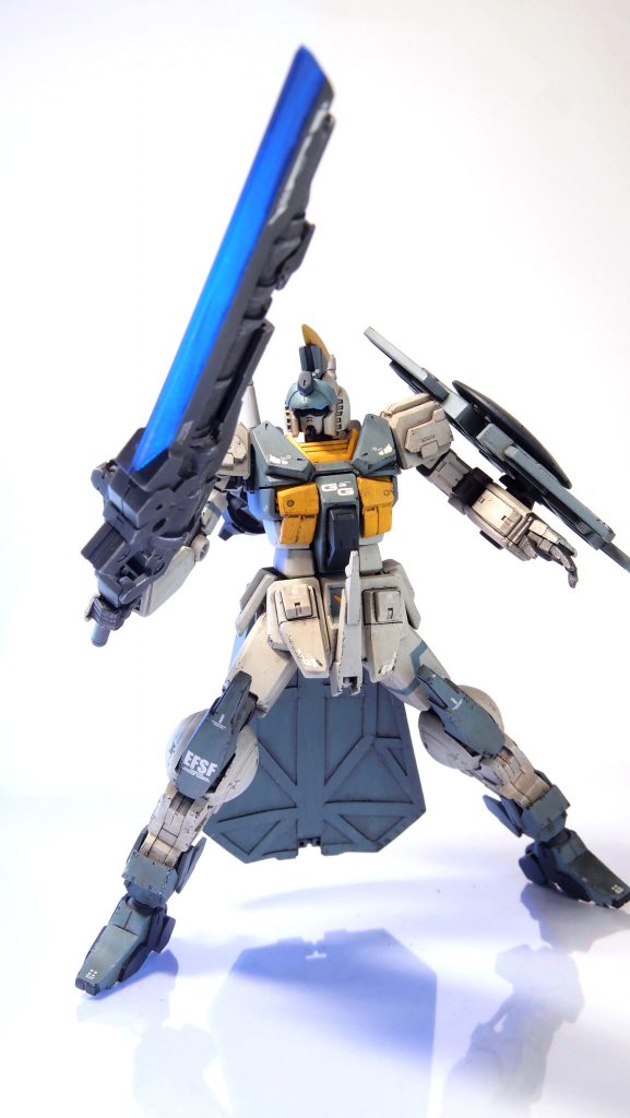 剣モードで構え。ジェネレーターの出力では足りないので剣自体に小型のジェネレーターを搭載し、オーバーテクノロジー気味の威力を持つという設定です。