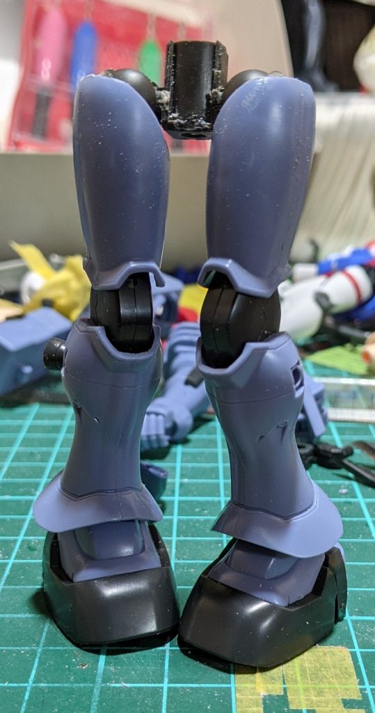 して、女性らしい内股を取らせるため、鉄血系キットを股関節に採用。ヅダの太もも、ポリキャップを入れる部分を大胆に開口して受けを作り、そこに鉄血系キットの足フレームをダイレクトインして無事ボール関節化に成功した次第です。～(˘ω˘ ～)写真は足(ふくらはぎ付近)を2.4mm延長する前の物ですが、股関節以外はヅダそのままだと言うことがわかるかと思います。