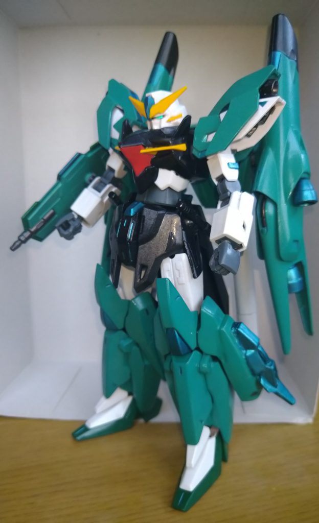 これが現在の姿です、脚部の補強により、接着パーツが外れにくくなり、プラ板の貼り付け、少しですが配色の変更も施しました腕もストライクに変えてます