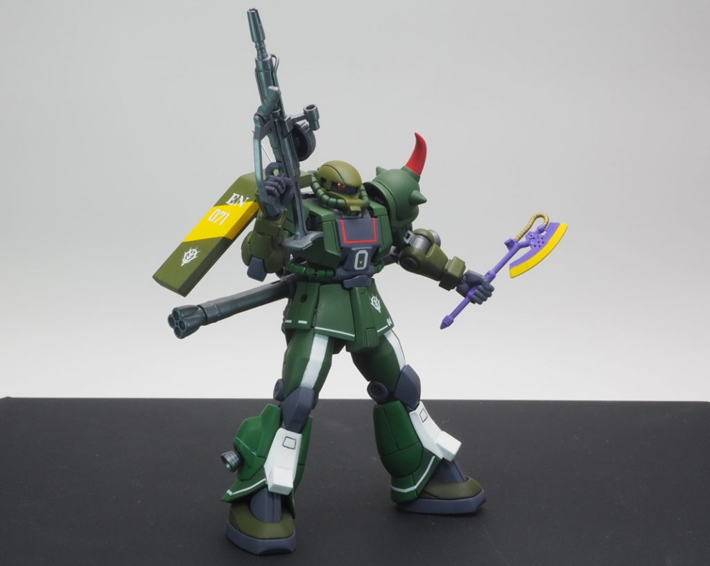 フル装備このポージングは「機動戦士ガンダム原典継承」に掲載されているシャア専用ザクⅡのポージングを踏襲しています。