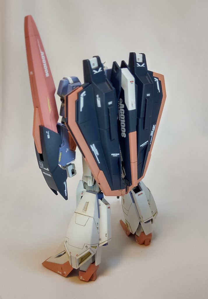 デカールはRG用のガンダムデカール流用です。同じ機体なのに各パーツのラインやバランスが思いの外違ってて、意外とフィットしなくて苦労しました。