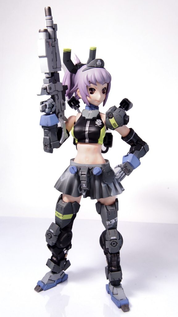 ポーズ2。スカートは鬼ガンダムにも使用した「配管保護テープ」を瞬着を駆使してプリーツ風に。ぶっちゃけ「オレ、何やってんだろ」となりましたが、ぐっとこらえました(?)