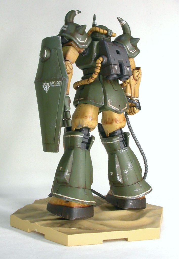 背面。Mrウェザリングカラー導入したら楽しくてやり過ぎちゃったかも笑ハゲチョロも多めで期せずして80年代MSVテイストになったので良かったです。使用カラ―はステインブラウン。砂漠だけど泥汚れのイメージです。きっとエースパイロットで戦場を転戦してるんでしょう。ラインデカールも丁寧に貼ったのにシタデルカラーで成形色に近い混色をしたチッピングで欠け欠けにしちゃいました。