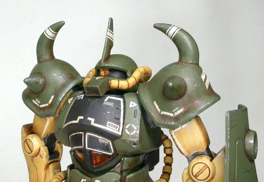 アップ。元イラストから珍しいオレンジのモノアイだったけど、キットではデカールだったので、ヒートソードの余りランナーから削り出しました。古典のラピーテープ付けて貼りつけ。