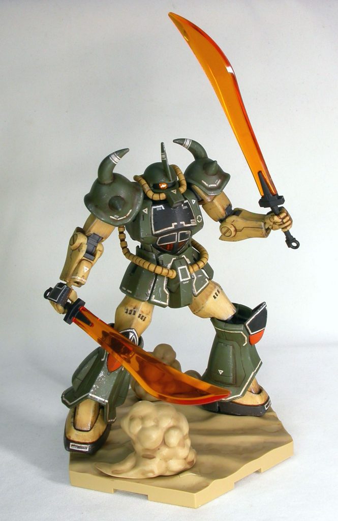 元キットは21世紀に出たREVIVEグフなので可動は多いし、フィンガーバルカンじゃない左手も付くし、ヒートソードは2本もあるのでとてもお得。