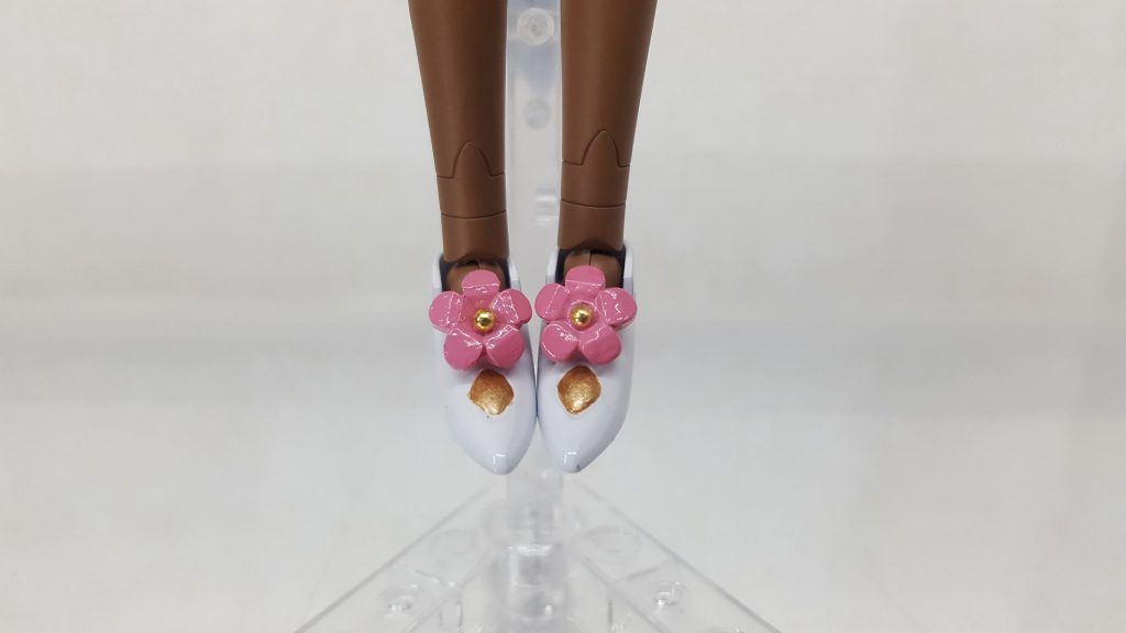 足元に100均のレジンキットを塗装してくっつけました。上半身はMr.プレミアムトップコート使いましたが、靴はエナメル質っぽくしたかったのでトップコート光沢を使用しています。