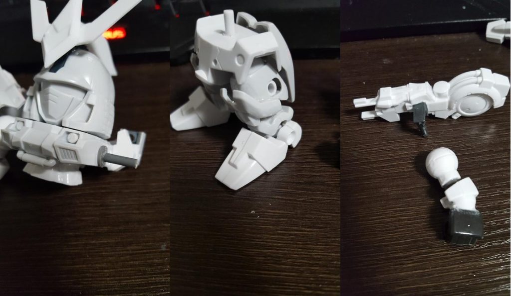 荒い作成ですが改修場所頭部：アンテナをプラ板で作成。フェイスは手を入れると変になりそうだったのでパス胴体：腰との接続用と身長調整のため一部HGからもってきて貼り付け。腕の接続用にライナー切ったプラ棒を取り付け。肩は胴体に付けたかったから接続場所とバーニアもこっち持ってきたかった同じく接続部分作成足：HGのを斬りまくって縮めて、正面に膝パーツを切り取って貼り付け。あとはHGのまま腕：関節部分が細くてすぐ折れそうだったからプラ棒差し込んで変更。短くして手首はSDCSからもってきて貼り付け。固定したので手首は回りません。ビームキャノンもぶった切って縮め、SDCSから取っ手を持ってきた