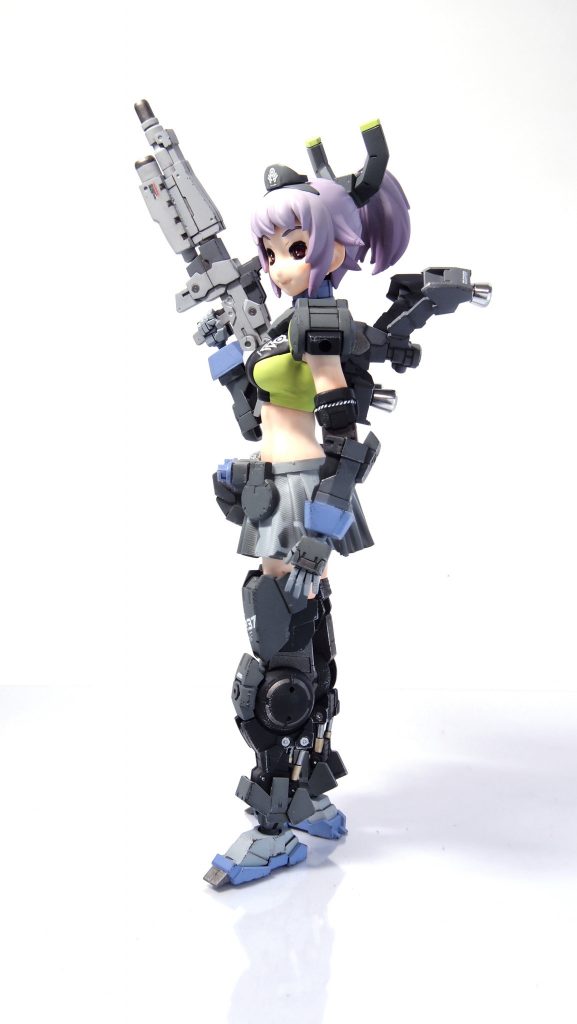 サイドビュー。せっかくたくさん30MMのパーツを持ってるのでこれを活かそうと思い、適当に合わせてみたところ「これはイケルのでは?」と閃きました。手足のジョイントなど調整は必要でしたが、許容範囲内。意外とすんなり混ざってくれました。