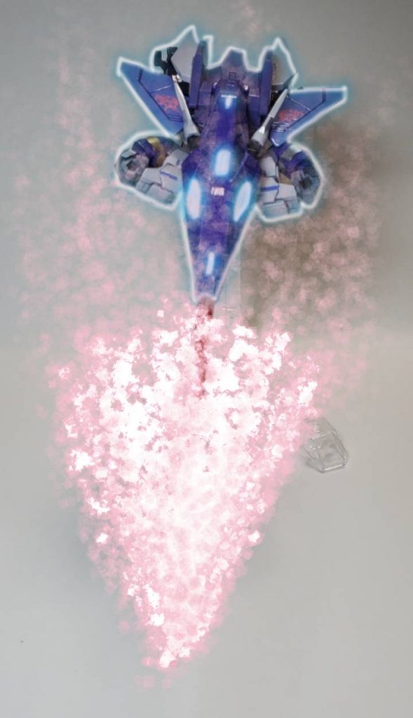 必死技は、変形し機首からビームサーベルを展開しながら高速で突っ込む荒業。