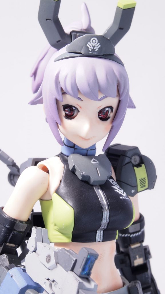 アップ。肝の顔についてはかなり手を入れました。付属の眼球パーツがモールド付で親切だったのですが違和感バリバリだったので使用せず、BB弾に2mm軸を刺して、可動式に変更。初のアイペイントにも挑戦。エナメル塗料で一発描きですw睫毛も凸モールド入ってましたが削りとばし、ペイントしました。寄るとビミョウですが、まあヨシ、としました。髪も先端がダルいパーツ多かったのでプラ板にて延長、シャープ化しました。