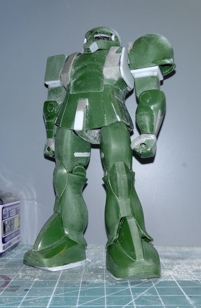 加工が終わって組み上げた状態です。胸が平らなので設定画見ながらエポパテで変更。前腕外側がくびれすぎてると感じたのでエポパテで外カーブに。