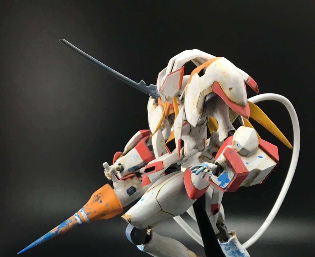 全身可動します。武器のクイーンパイクと本体との接続は、中華系雑貨ショップで見つけたUSBケーブル(2€と安価)。叫竜の青い返り血は、塗料を子ども用歯ブラシで弾いてつけてみました。