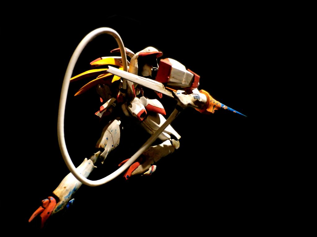 突撃シーンの再現ですが、イメージは完全に“破●の人形”。アオリで見たら、フレイムランチャーを抱える星団大侵攻時のレッド・ミラー●ュっぽいかもしれません。