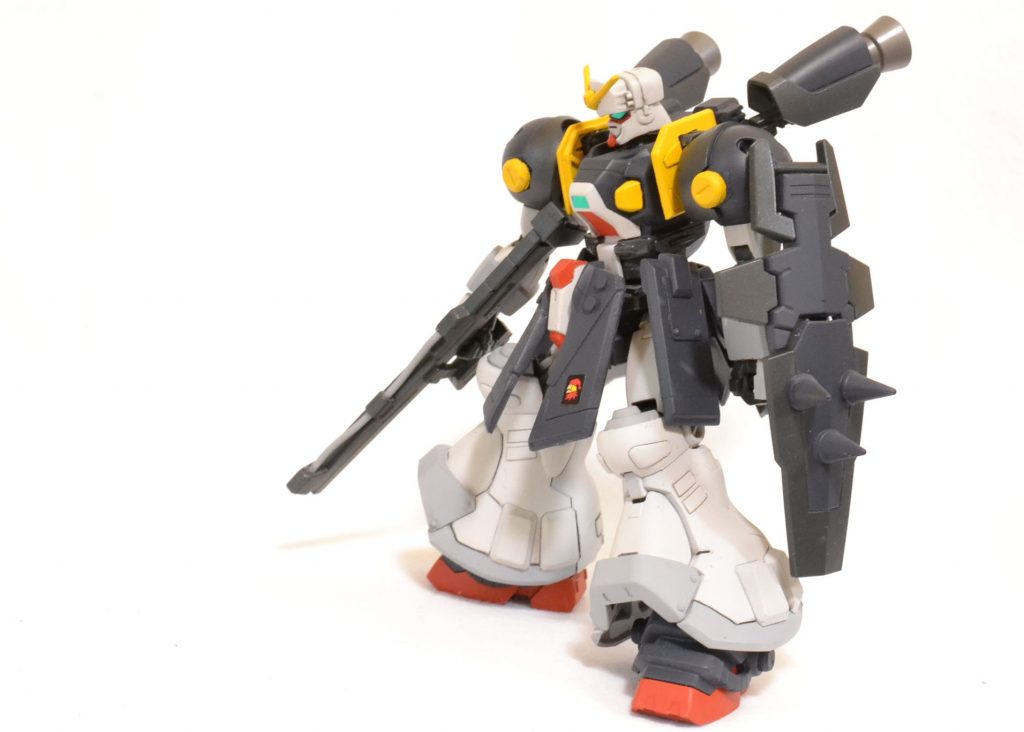 バズーカとシールドも用意しましたが、あんまり似合わない気が。濃紺部は青とグレーメタリックで塗り分けてますがちょっとわからないですね。