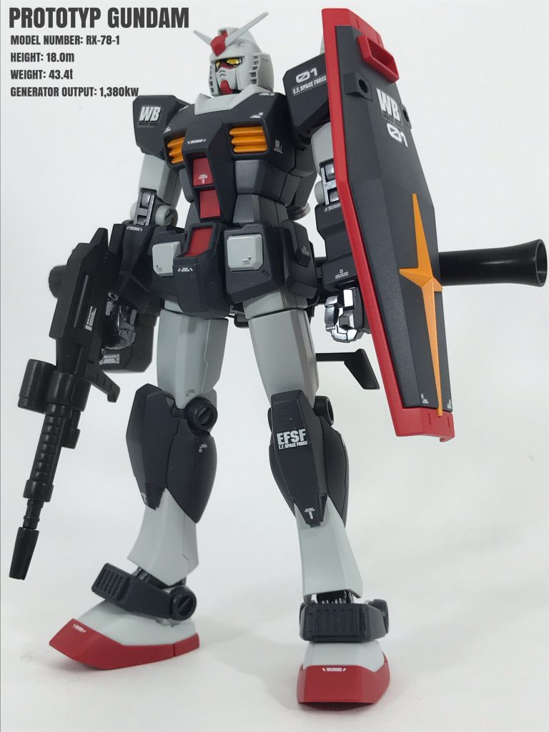 プロトタイプガンダム:セオリー通り前腕部と右サイドアーマーホルダー(写真では見えませんが)を旧キットから移植。アンクルアーマーは溝を掘る技術が無いので適当なディテールアップパーツを使用し、それっぽく見せてます。