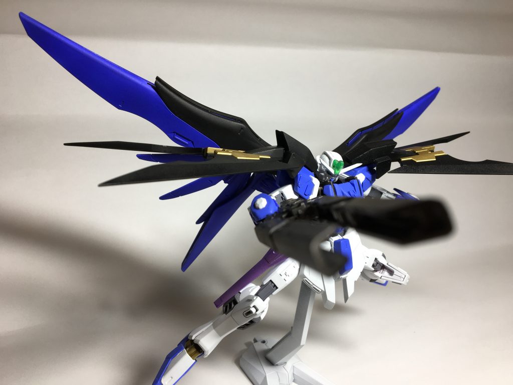 メイン武装はガンダムソフィエルと同じくレールガン。こちらはケルディムのGNスナイパーライフルⅡをベースにレールガンに改造しています。