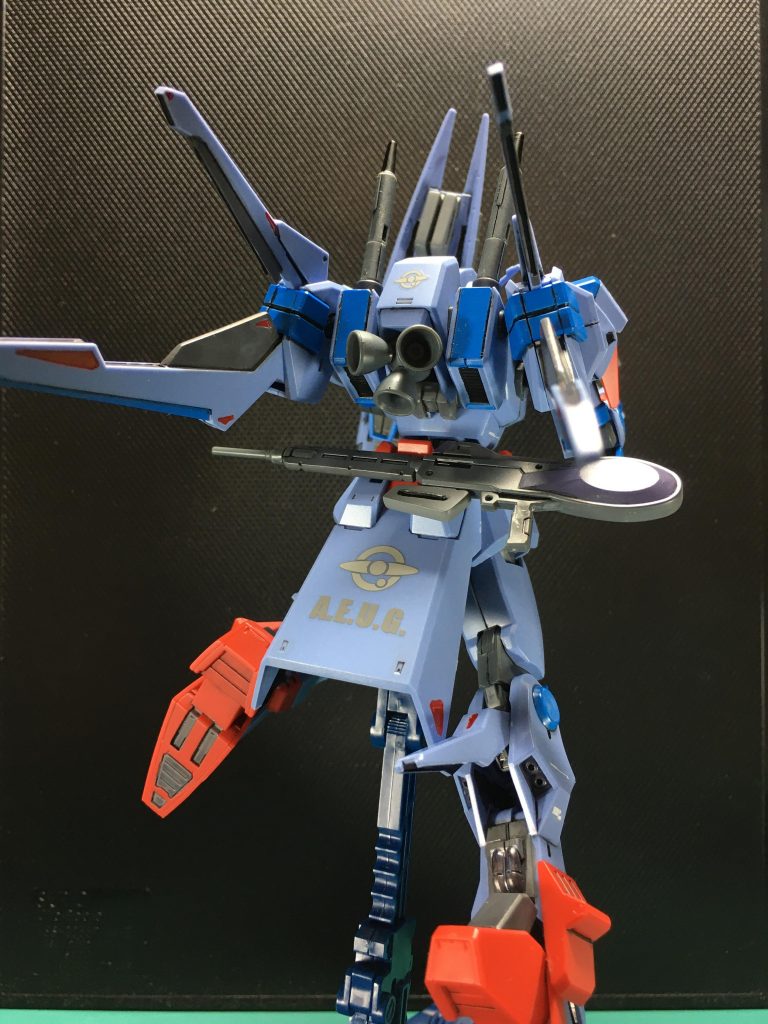 リアスカートはだだっ広くて間延びした感じがしたので、でっかくエゥーゴのマークを貼ってます。