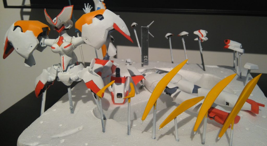 タミヤの缶スプレーで本体色の白を塗りましたが、サフの上に色があまりのらず、結局ファレホカラーの72001デッドホワイトを筆で塗り重ねることに。サーモンピンクやオレンジイエローも、ファレホで調色して筆塗りです。