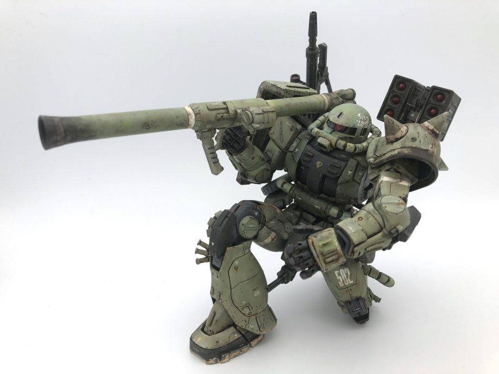 武装類では脚部マウント式だった三連ミサイルポッドが肩部に移設されているのも実際運用した結果だ。元の脚部だと稜線射撃ができないのと、都市部や森林地帯などの遮蔽物が多い時の使用に制限がかかっていた。何より脚部をターゲットの方向に向けなければならないため、射線だけでなく機動にもかなり影響する問題を解決するためだった。