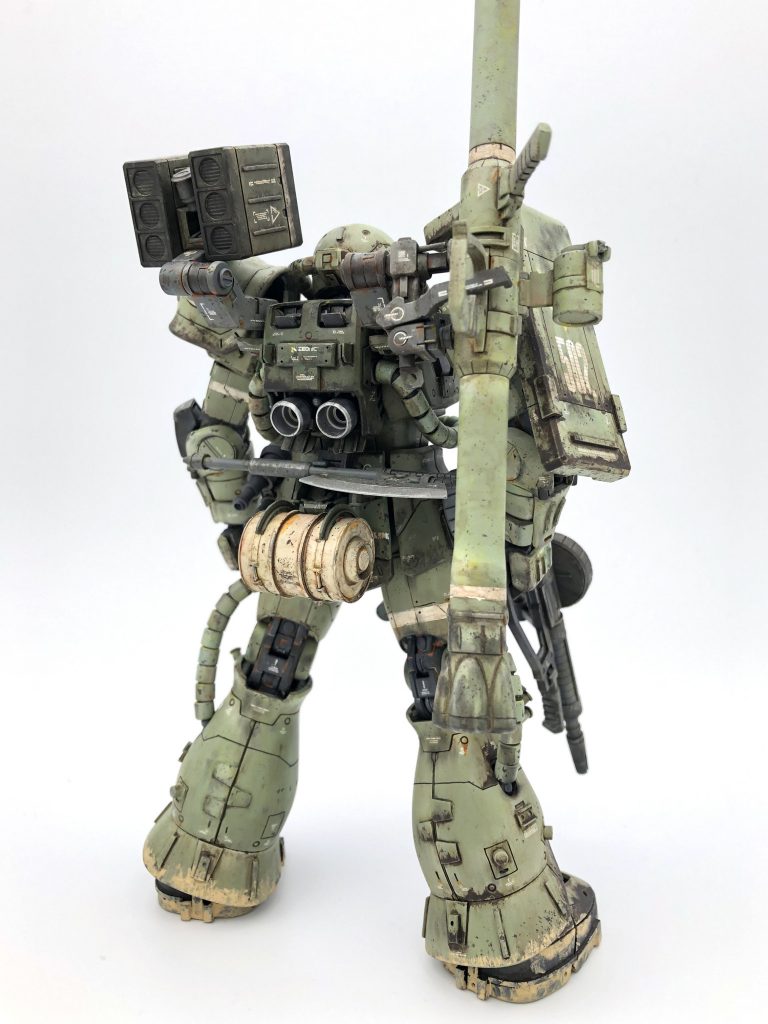 開戦期に無双を誇ったジオン公国の傑作機、MS-06 通称ザク。戦場が宇宙から地球の地表に移った後もその優位は続いた。もともと地上侵攻を想定していたジオン公国は、宇宙用のモビルスーツを陸上でも使用できるよう開発を進めていた。本格的な初のモビルスーツとも言えるMS-05の流れを汲んだこの06系は、MS史の中でも指折りのバリエーション機の豊富さを誇る。 本機J型もそのバリエーション機の一種である。