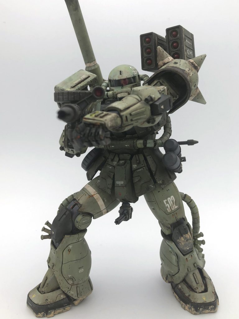 宇宙用の標準機であるF型をベースに開発されたJ型は、航宙機としての装備を地上用に変換および撤廃し、重力下での各部耐久強化、冷却系の変更、ソフトウェアの最適化などが施され、地上用MSとして生まれ変わった。 本機は中期生産型といわれるタイプで、初期型から随時改良が行われており、脚部の耐久性が向上しているのと武装マウント方にも変更点が見られ、対人対戦闘車両用のシステムも組み込まれている。