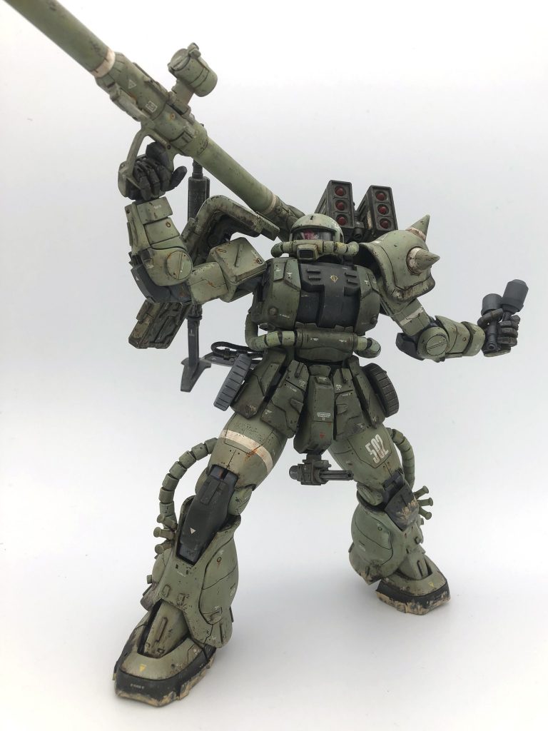 母艦が戦域にいる宇宙戦では戦線維持を僚機に任せ、弾薬の補給や武装の換装も行えたが、機動力が格段に落ちる地上戦ではそれもままならずメイン兵装を複数携行して作戦を行うことも多い。当初はF型のオプションマウントで流用していたが、フレームや関節の強度と同じで、重力下での重装備状態の機動はマウント装置が破損する事故が頻発したため対策が練られた。 マウントアームの強度を出すためバックパックからではなく、より構造的強度のある胸部背面からに変更されている。これは運用データが少ない当時に簡単に強度を上げるための施策で以後の時代にはあまり見られない。