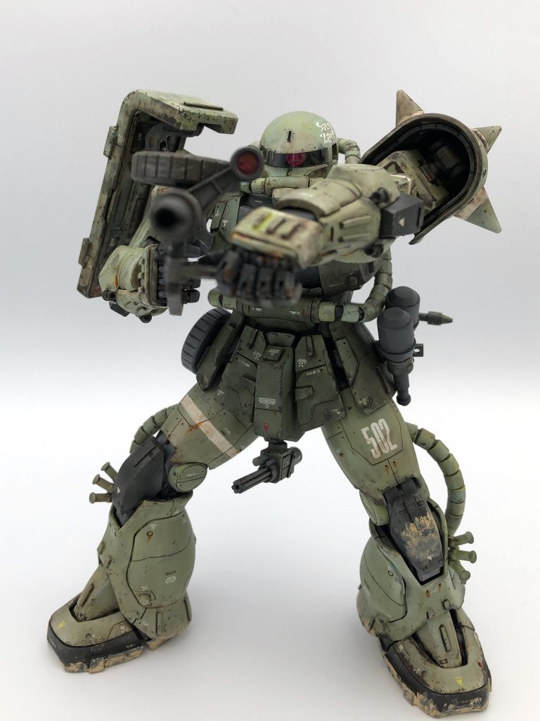 ジオン公国軍の地上でのMS-06Jの運用思想は、まさに巨大になった歩兵といえる。のちに登場する運用方法が特化している各種MSとは違い、あらゆる作戦での運用が見受けられ、ターゲットも様々だ。性能は後発の特化型MSに劣るかもしれないが、その汎用性は間違いなくジオン公国軍の地上部隊を支えた巨大歩兵なのである。