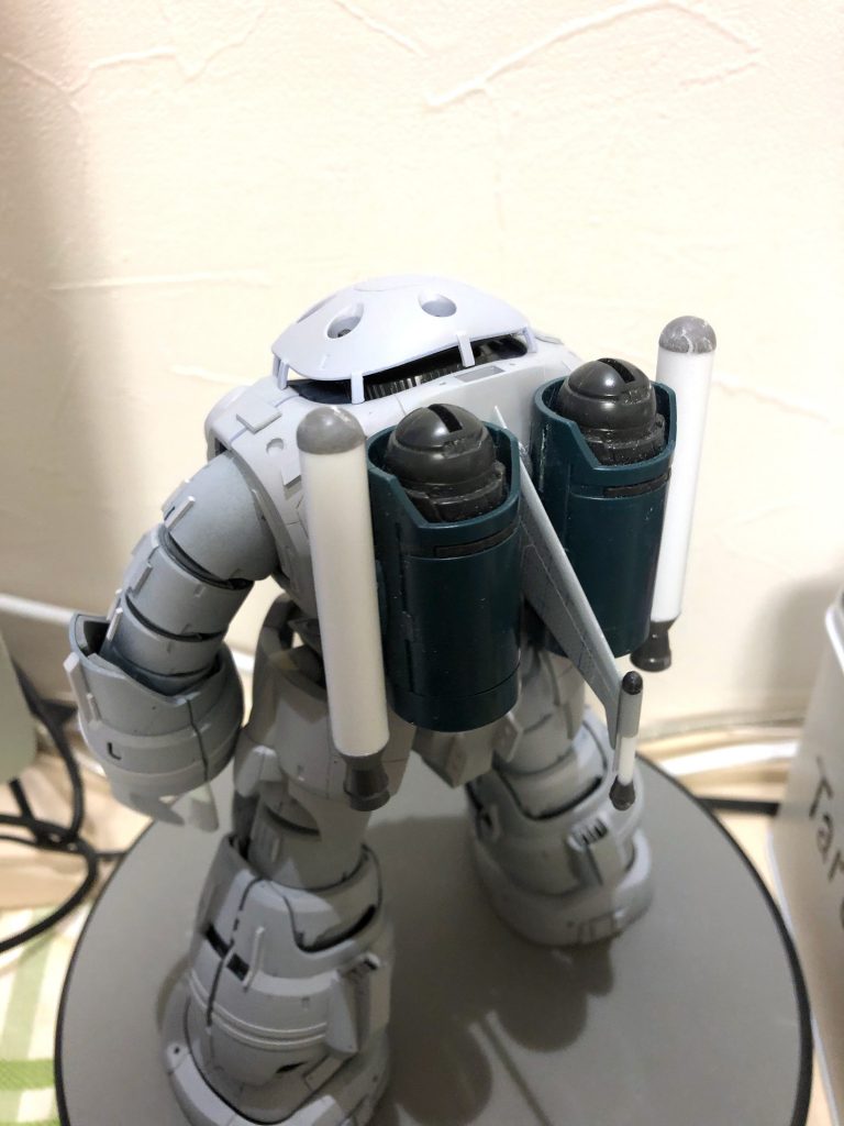 プラ板工作した腰部の前後インテークや背中のシャークフィン、プラパイプから作ったらケーテンガルテンなどプラ材工作は、経験不足の割にまあまあ満足できました。ダメだったのは表面処理と左右対称にする成形力と整形力ですね。 ラケーテンガルテンは使い捨て設定なのでパージできるように作っています。