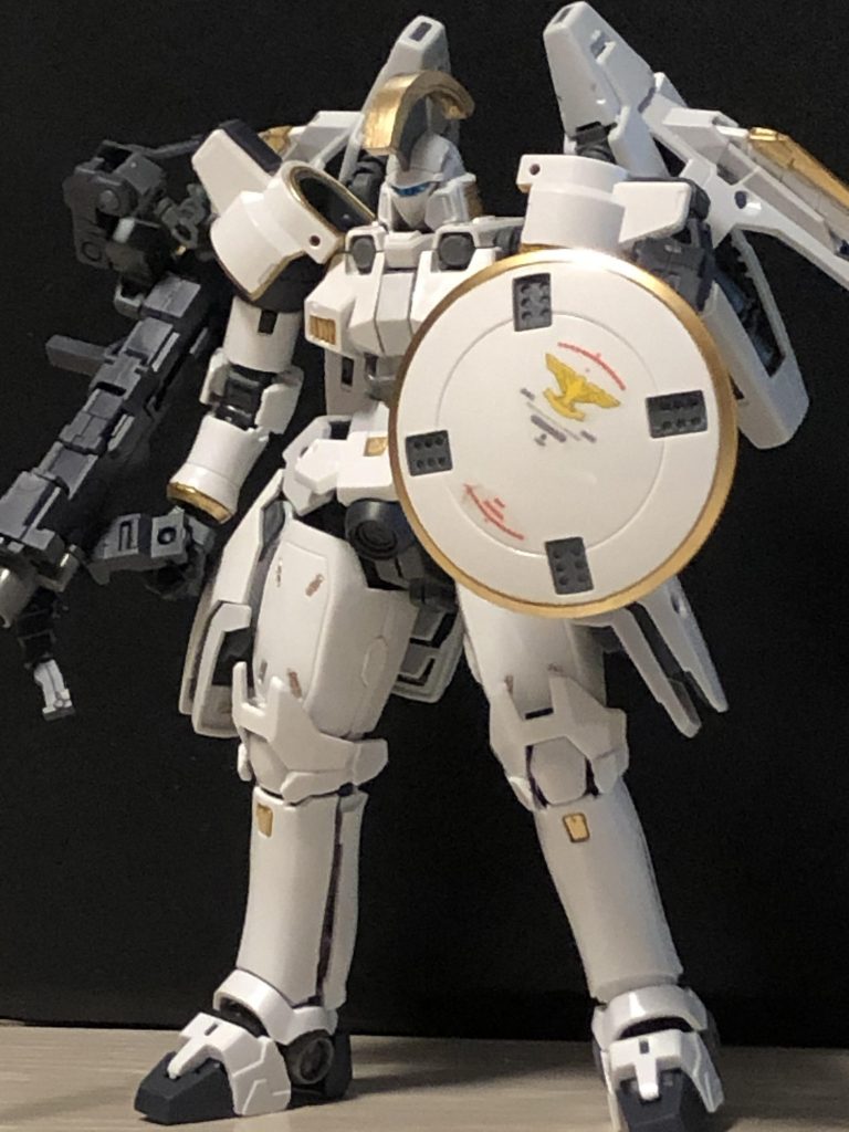 シールド。縁はゴールドで部分塗装しました。