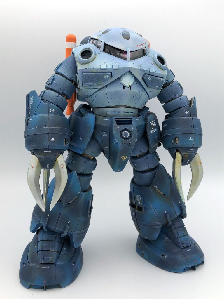 ジオン独立戦争開戦時のジオン公国内は挙国一致体制となっており、企業ごとバラバラに担当していた兵器群も、各種検証データの共有など、お互い協力しあい日進月歩の勢いで進化を果たしていた。 軍がMSM-07に要求した性能は、水中戦を行えるのはもちろんのこと陸上戦でもMS-06J以上の機動力と戦闘力、ビーム兵器の実用化、MSM-03よりも小型で軽量な設計というものだった。 水中機動ではゴッグの整流効果に劣る結果となっているが、上陸後の陸上戦ではMS-06Jを超える機動力で火力、装甲ともジオン独立戦争期の地上運用されたMS群の中では高性能を示す。