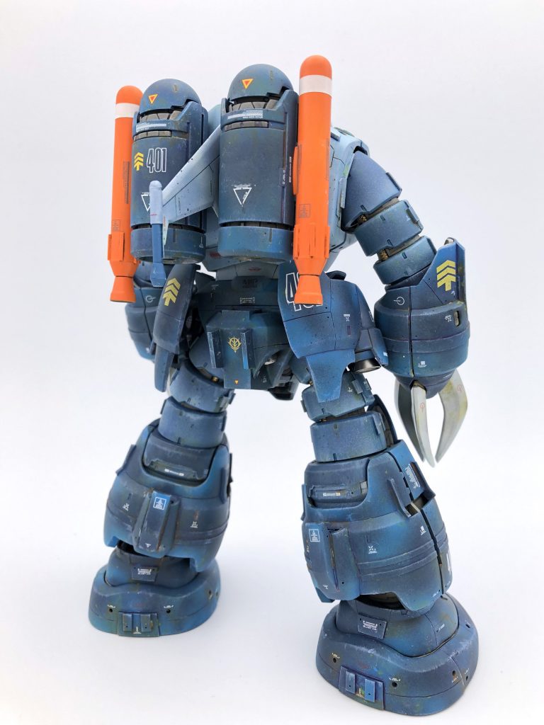 先行開発配備されたMSM-03は、上陸時の低機動帯に狙い撃ちされる状況下で、水中での水圧に耐えるための堅牢設計が、数発耐える重装甲として役にたっていたのだが、過装甲および重量過多のため、陸上での機動力はMS-05にも及ばない鈍重なものだった。そのため機動中のジェネレーターは常に高稼働状態が続き、高出力なメガ粒子砲も加わり、上陸作戦でのタンク役を期待されていたが、陸上での継戦能力は低かった。 そこでMSM-07は、MSM-03より小型化設計で軽量化に成功した結果、ユーコン級潜水艦のみならず、ガウ攻撃空母に搭載しての空挺揚陸作戦にも使用できる汎用性を得た。軽量化により各部負担も軽減し結果、耐久性の向上をもたらしている。