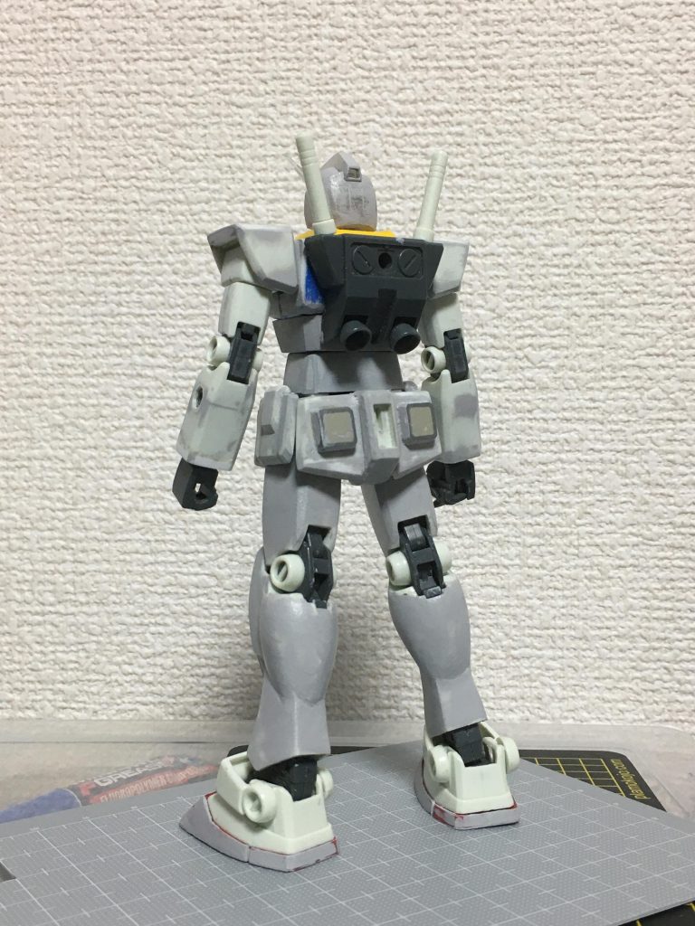 斜め後ろから。スカートも大きくしたので、ヘリウムコアもちょっと大きくしてます。コトブキヤの角バーニアを加工しました。