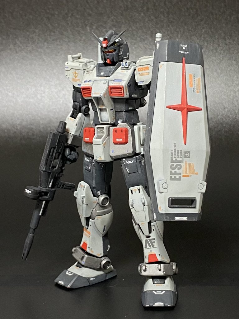 シールド、ビームライフル装備のガンダム単体で。オリジナルのカラーリングもやはりレッドミラージュのオマージュから
