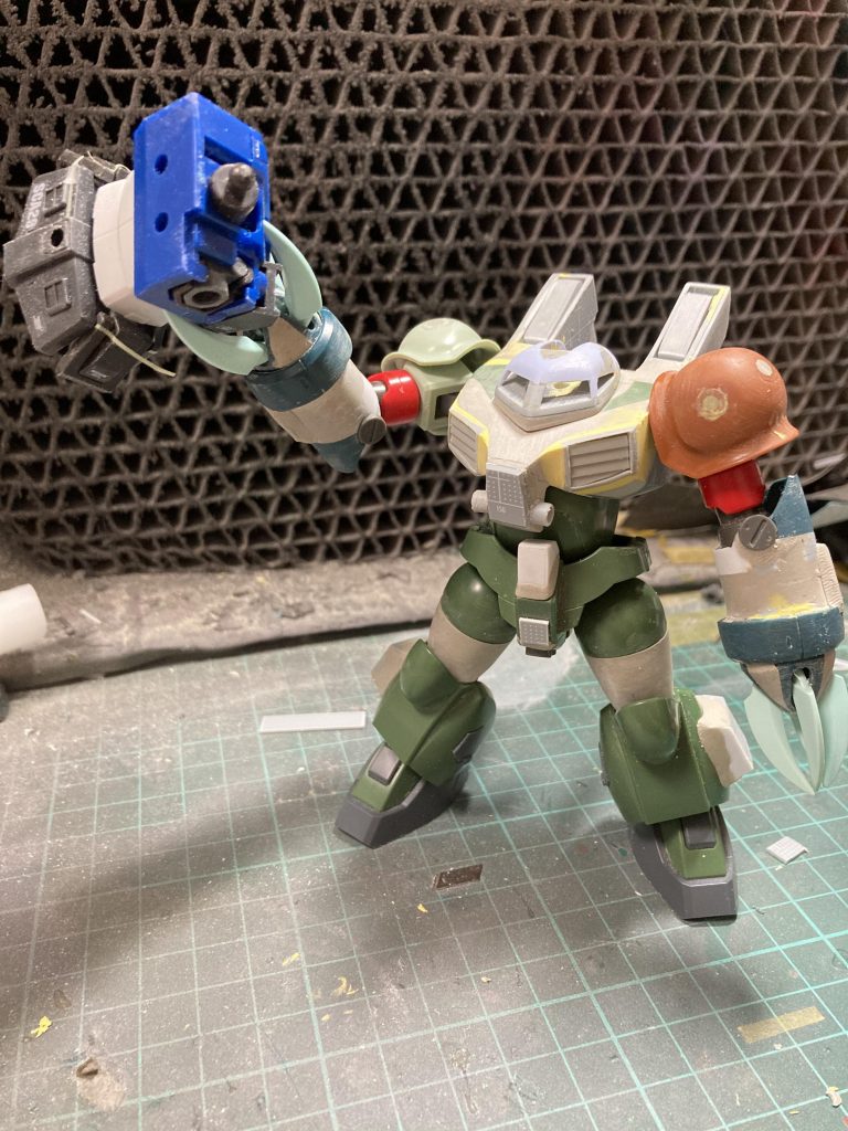 この辺りで腕の延長とクロー基部にスプリングを使うことで保持力アップを狙いました。後に内部にネオジム磁石を仕込んでハンマーガンを持ちやすくしたり…