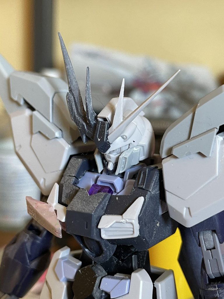 アンテナは少しすっきりさせるくらいの加工。顔はヒゲ?のようなパーツを削ってレジェンドのほっぺを移植。ガンダムらしい顔にしてみました。