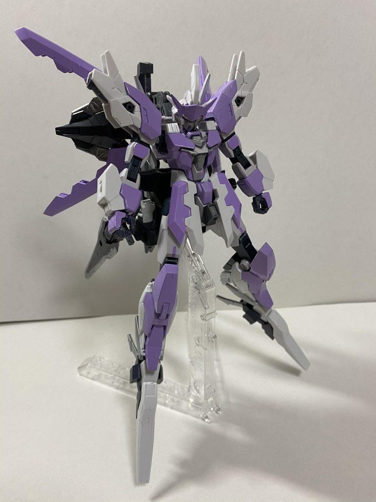 Dモード高速戦闘形態。脚部ユニットや背部ウィングユニットを後方に向ける事で驚異的な機動力を得る。