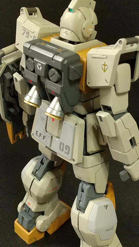 ところが写真を撮ってみるとこのとおり、デザートイエローもガルグレーもほぼ成型色にしか見えない。こんな筈では・・