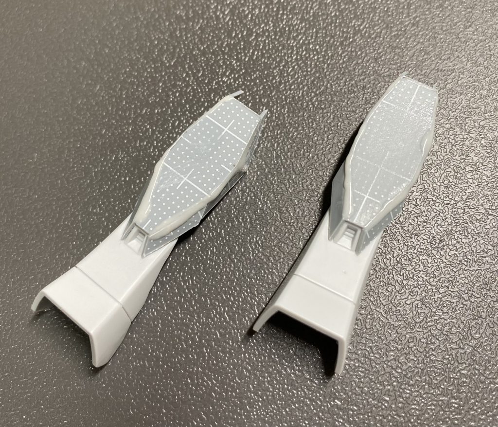 膝及びスネのスパイク付き装甲はプラ板で大型化、元々のスパイクパーツはヒジに移動させました。