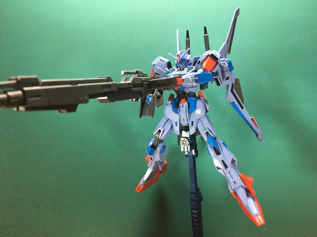 腕の可動範囲を活かせば、ハイパー・メガ・ランチャーもほぼ正面に向けて構えられます。前腕の軸受けになるヒジ関節のパーツはKPS製ですが、こういった前腕のみ回すのをスムーズにするため、同形のポリキャップに置き換えました。 せっかくシステムウェポンキット008を買ってたので、持たせられるエゥーゴ機体がようやくゲットできました。エゥーゴ機体は寡作なもので…。