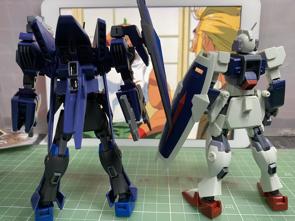 ノーマルのダガーLとの比較。フルアーマー機なりのボリューム感は出せてると思います。