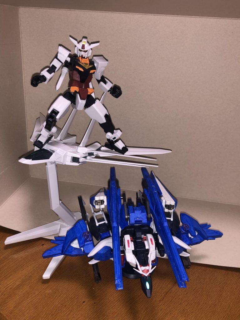 コアガンダム、ギャラクシーブースター、コスモスカイアーマーに分離可能です。それぞれヒロト、セイ、リクの三人が搭乗しています